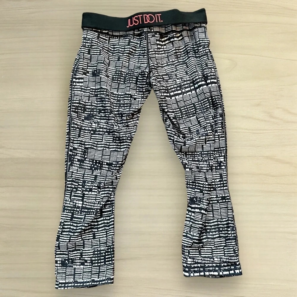 Nike Dri-Fit Women Legging Black White Geometric Elastic Waist crop size large - Picture 5 of 8
